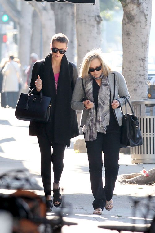 charlize-theron-zen-nail-spa-beverly-hills-1