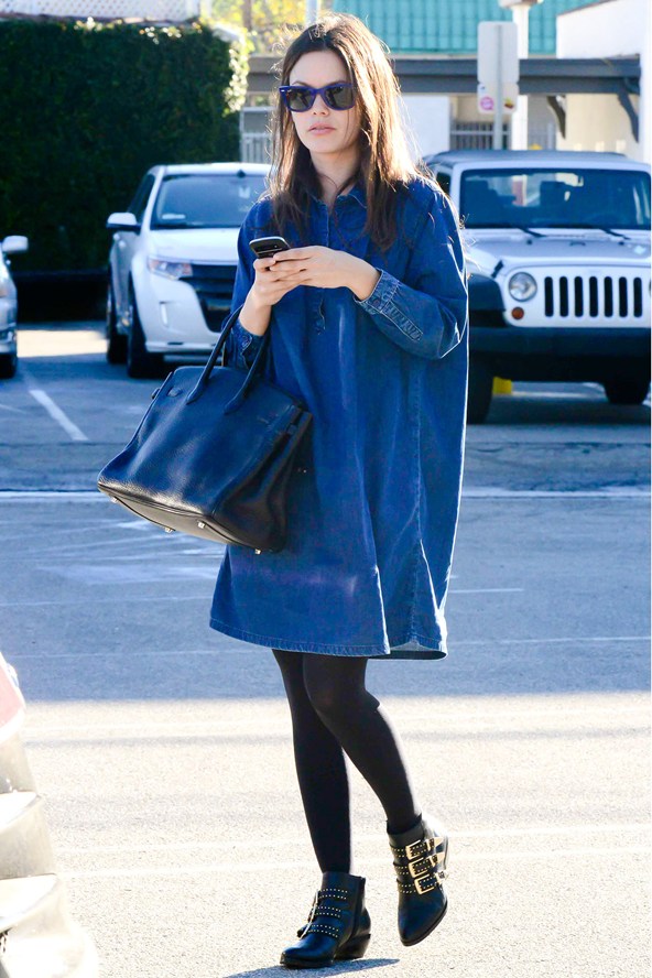 rachel-bilson-los-angeles-ray-ban-wayfarers-topshop-moto-denim-shift-dress-chloe-susanna-studded-leather-boots