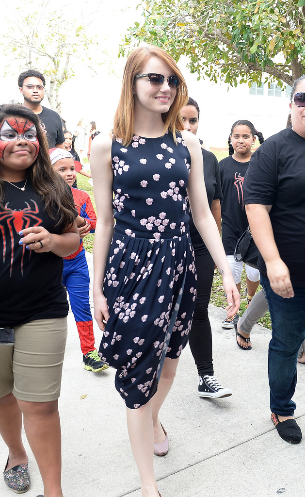 emma-stone-be-amazing-2014-miami-hialeah-elementary-school-alc-pre-fall-2014-printed-dress